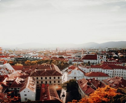 App Entwickler Graz — Helle Himmelsszene über der Stadt