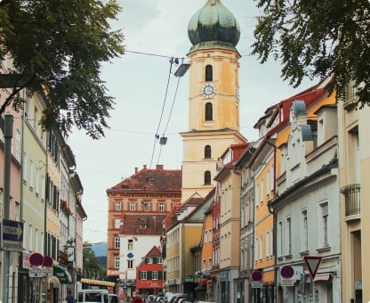 App Entwickler Graz — Historische Hauptstraße mit Gebäudezeile