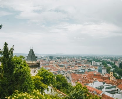 App Entwickler Graz — Stadtblick mit Uhrturm im Hintergrund